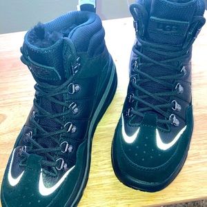 UGG Ca805 Hiker Waterproof Seude Unisex Boots